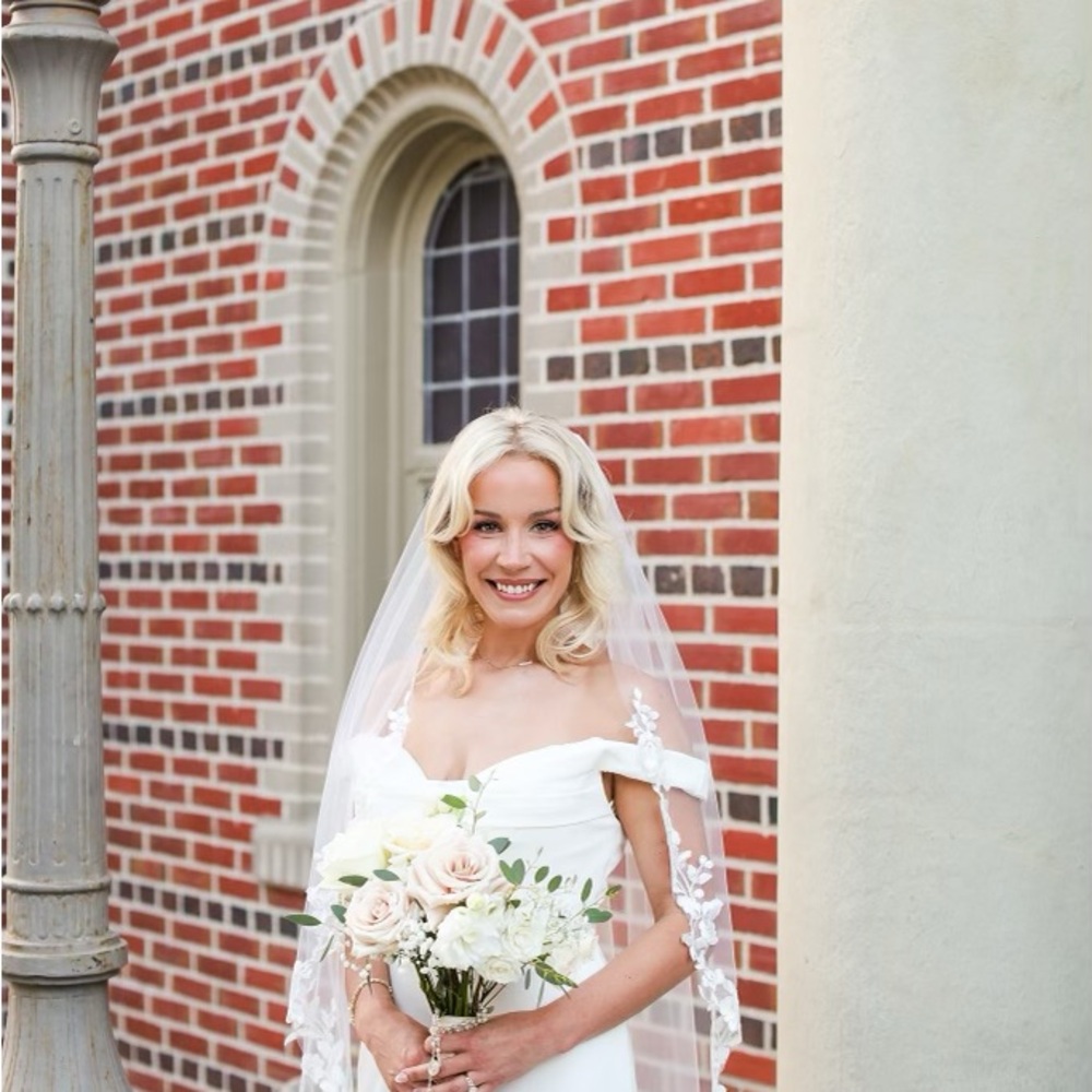 Stunning White Wedding Dress with Timeless Elegance
